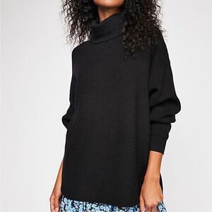 Free People Black Softly Structured Oversized Sweater! ❤️